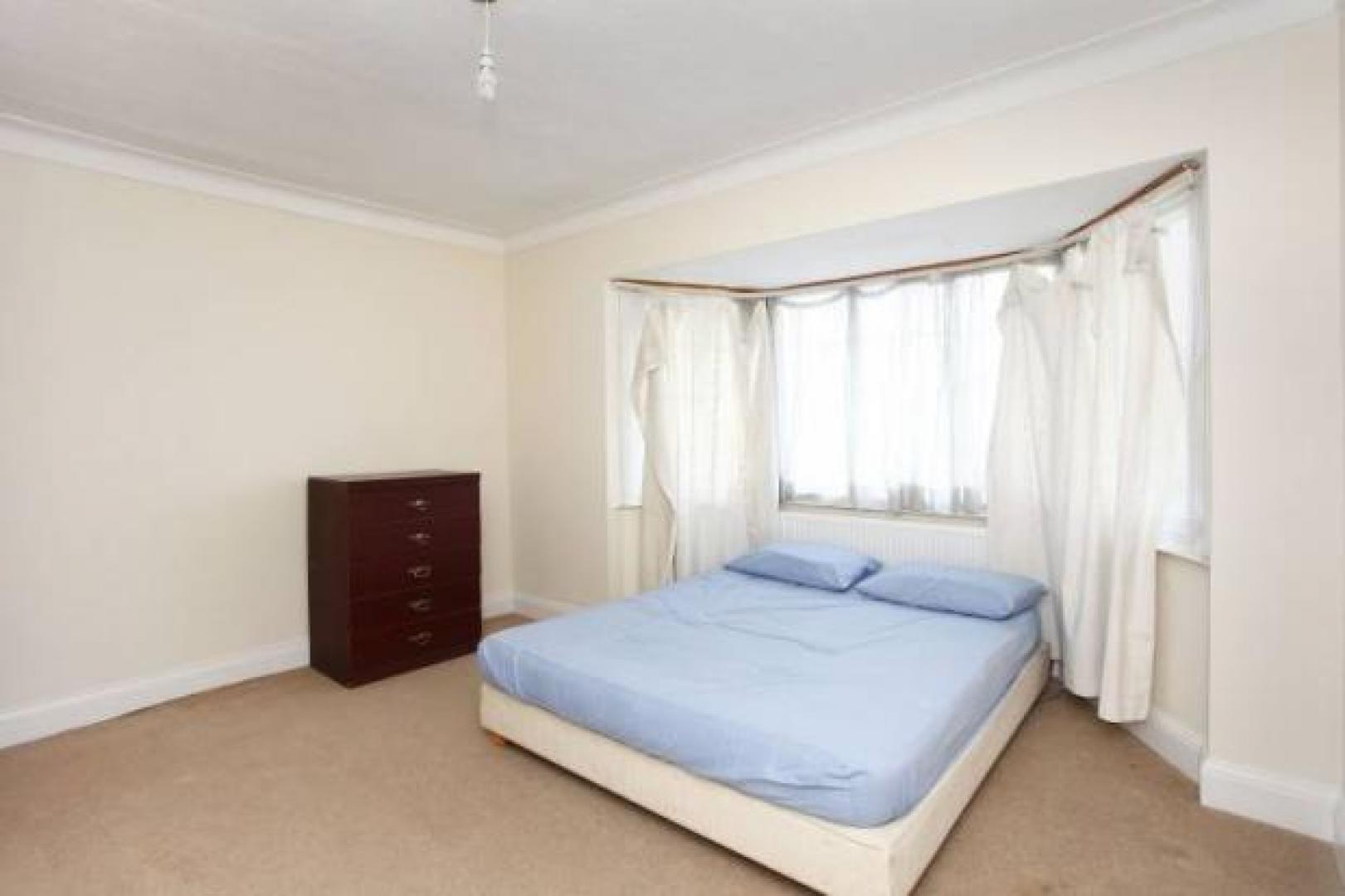 			4 Bedroom, 1 bath, 1 reception House			 Greenfield Gardens, CRICKLEWOOD